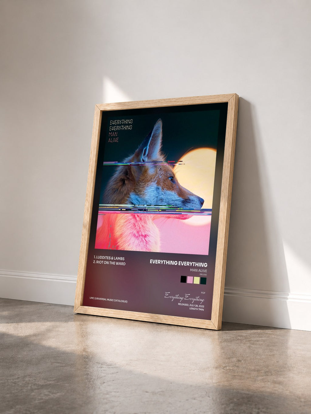 #bois Tableau de l'album Man Alive (Deluxe) de Everything Everything vu de trois quarts, cadre en bois brut