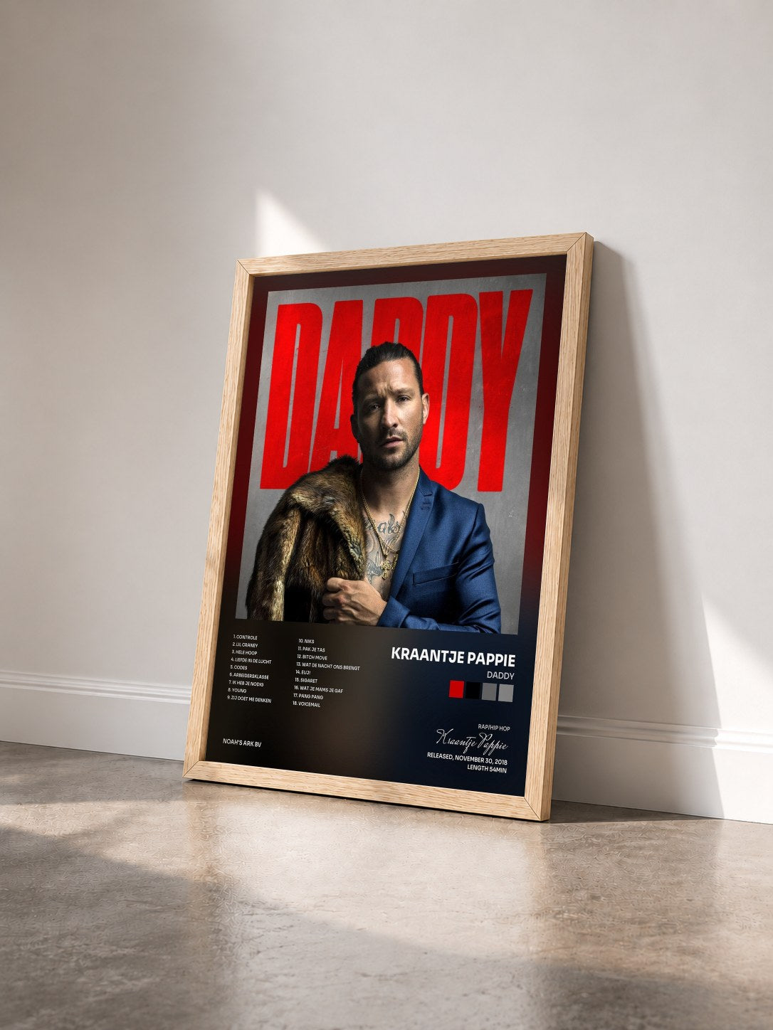 #bois Tableau de l'album DADDY de Kraantje Pappie vu de trois quarts, cadre en bois brut
