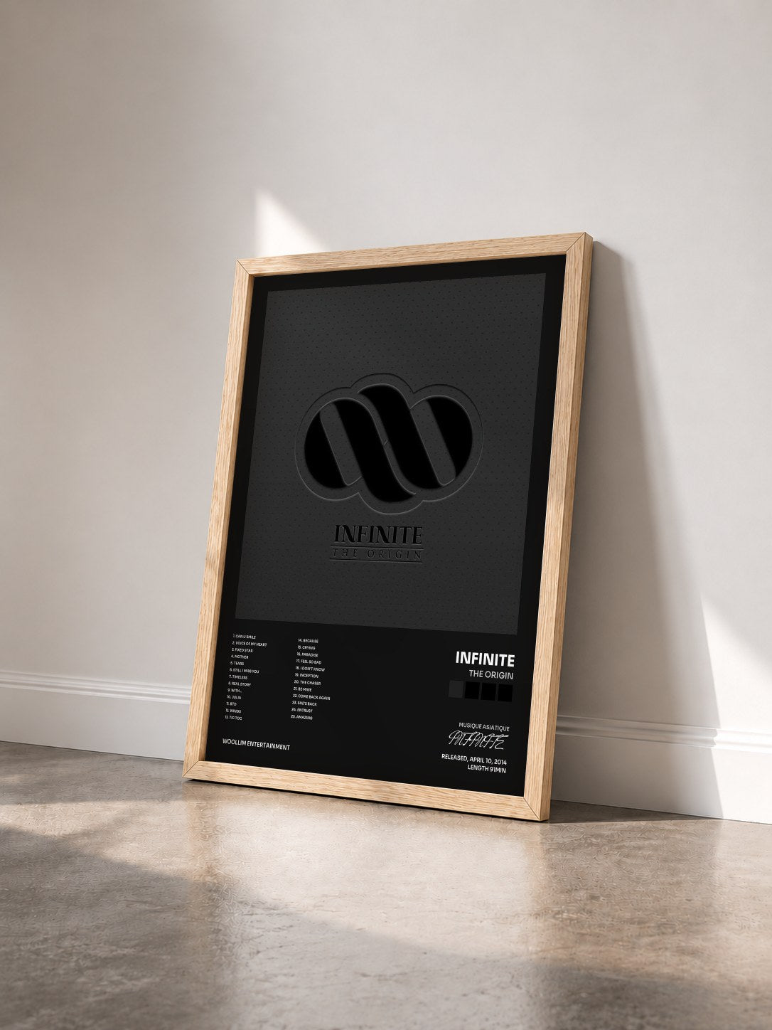 #bois Tableau de l'album The Origin de INFINITE vu de trois quarts, cadre en bois brut