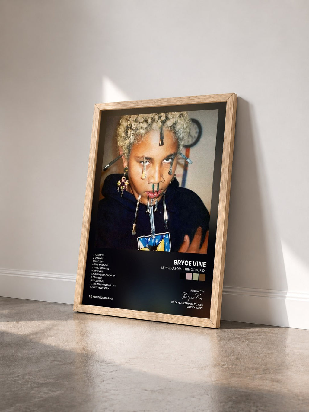 #bois Tableau de l'album LET'S DO SOMETHING STUPID! de Bryce Vine vu de trois quarts, cadre en bois brut