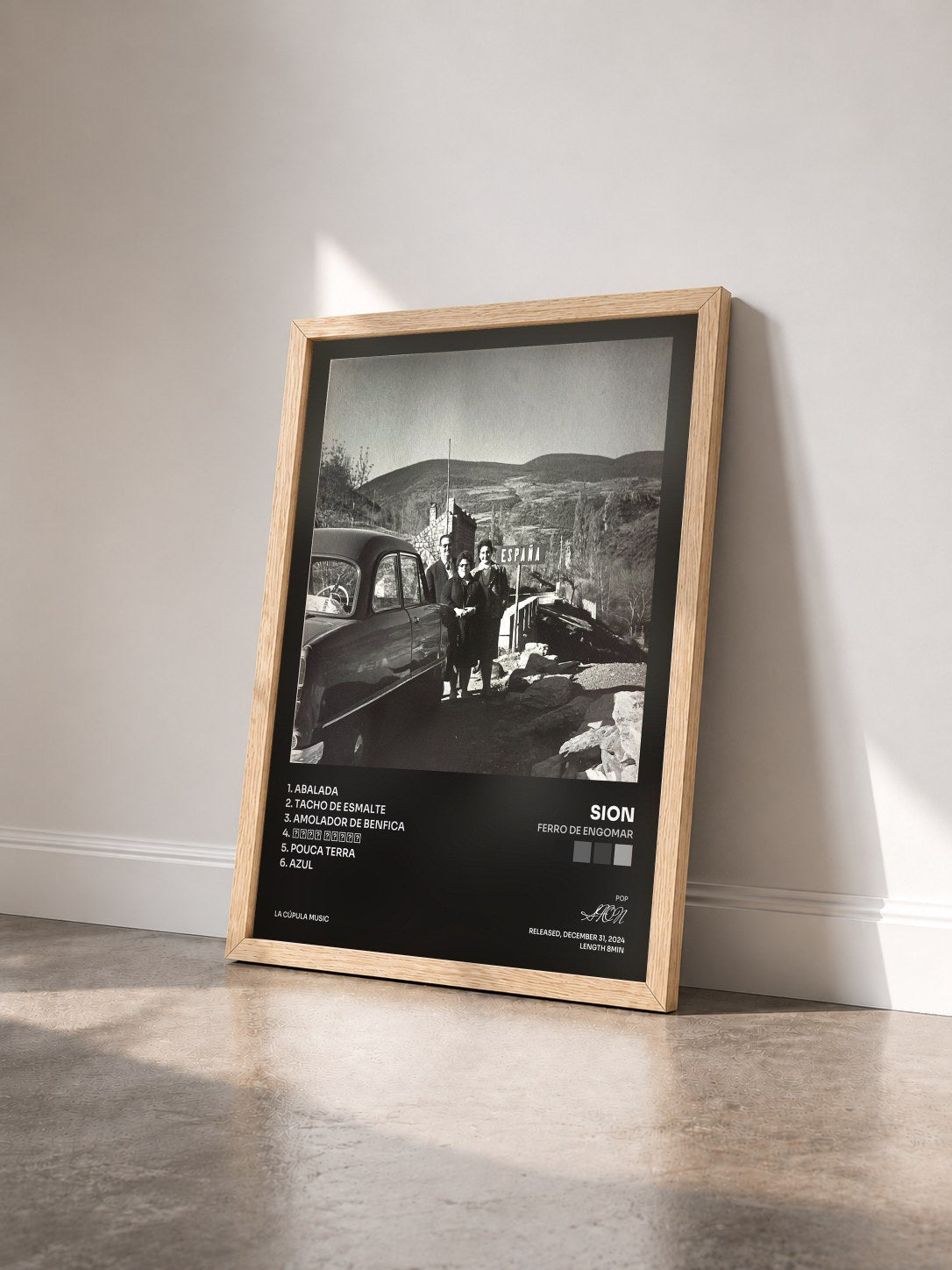 #bois Tableau de l'album Ferro de Engomar de SION vu de trois quarts, cadre en bois brut