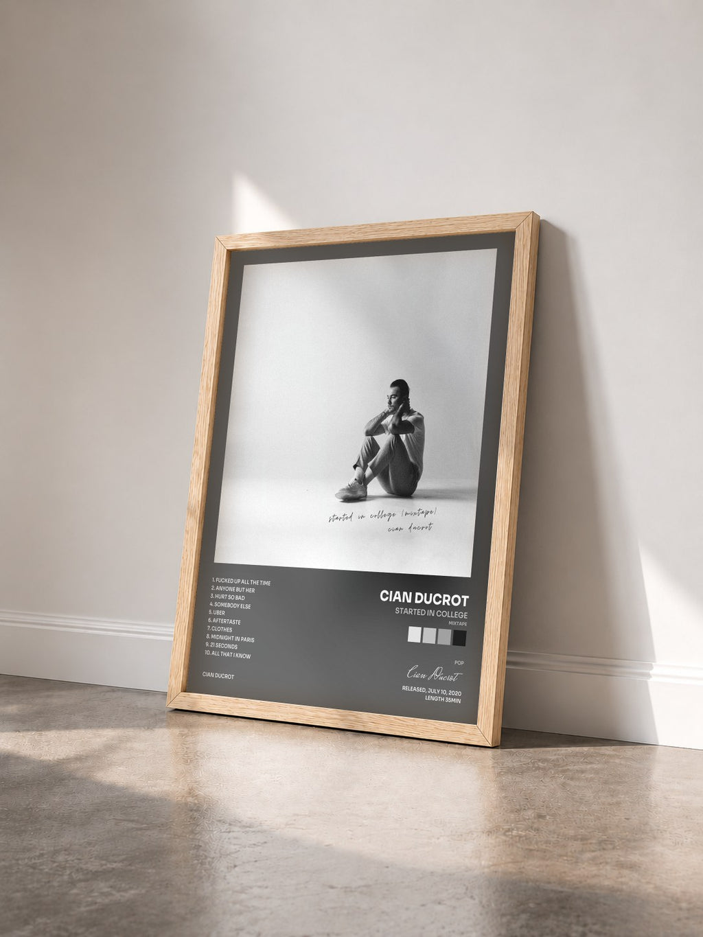 #bois Tableau de l'album started in college (mixtape) de Cian Ducrot vu de trois quarts, cadre en bois brut