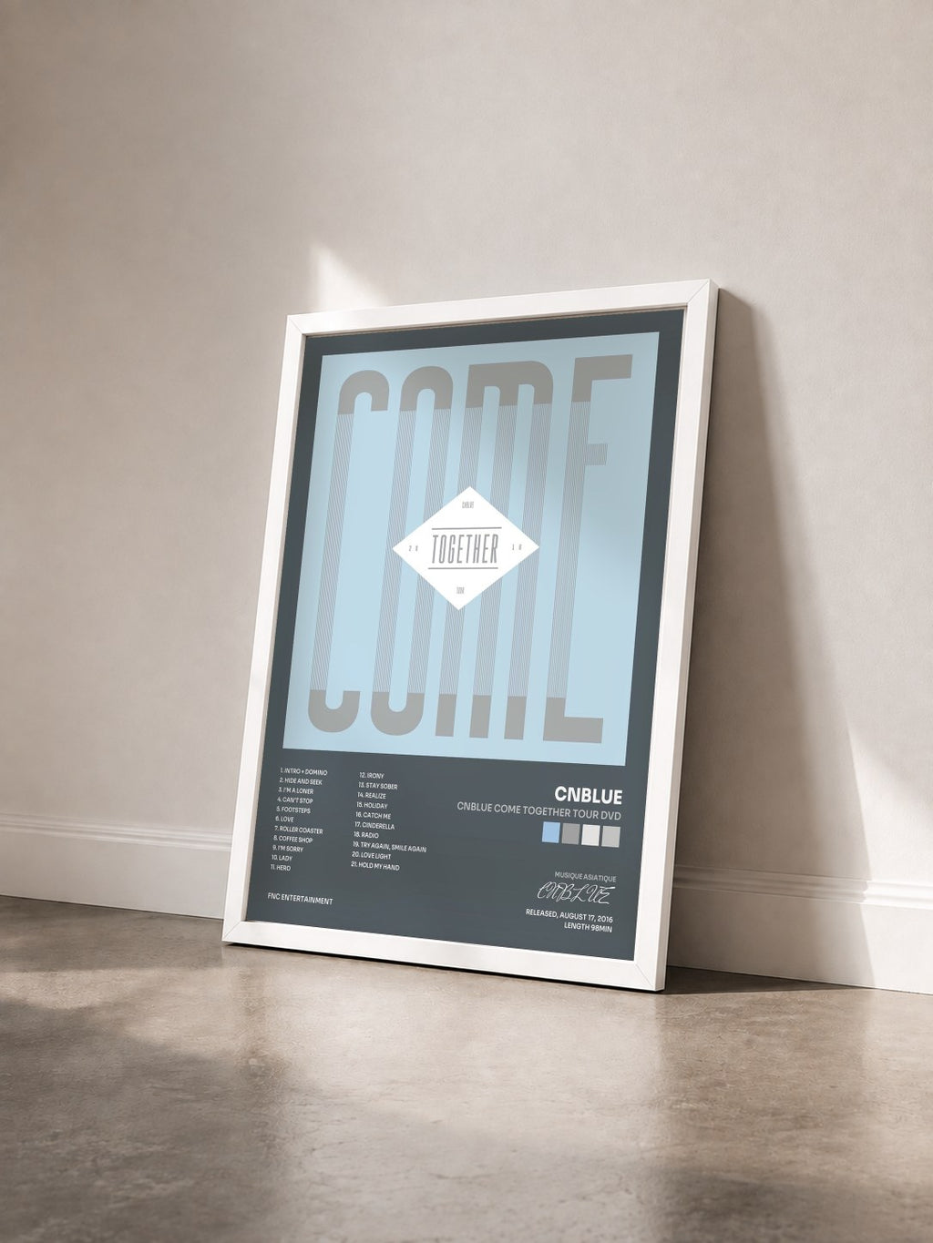 #blanc Tableau de l'album CNBLUE COME TOGETHER TOUR DVD de CNBLUE vu de trois quarts, cadre blanc
