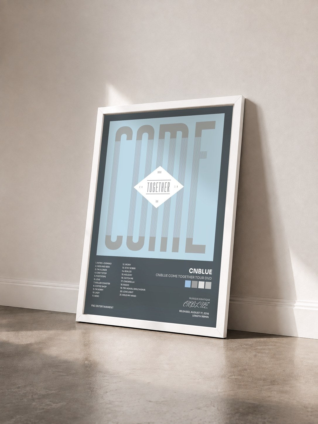 #blanc Tableau de l'album CNBLUE COME TOGETHER TOUR DVD de CNBLUE vu de trois quarts, cadre blanc