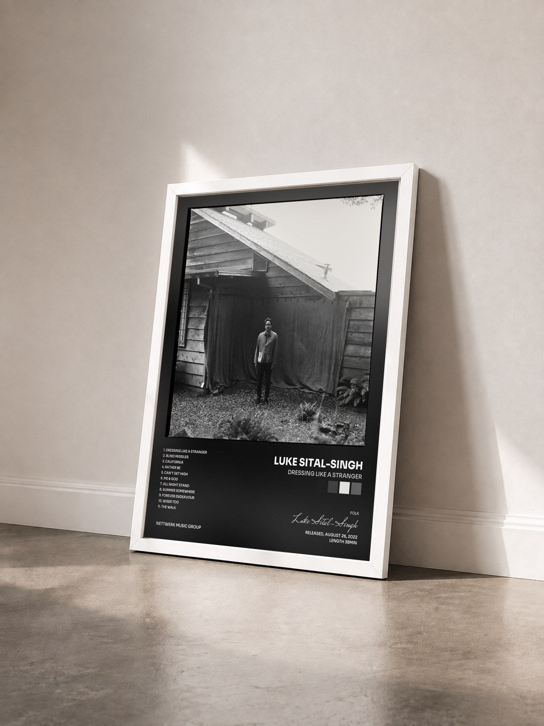 #blanc Tableau de l'album Dressing Like a Stranger de Luke Sital-Singh vu de trois quarts, cadre blanc