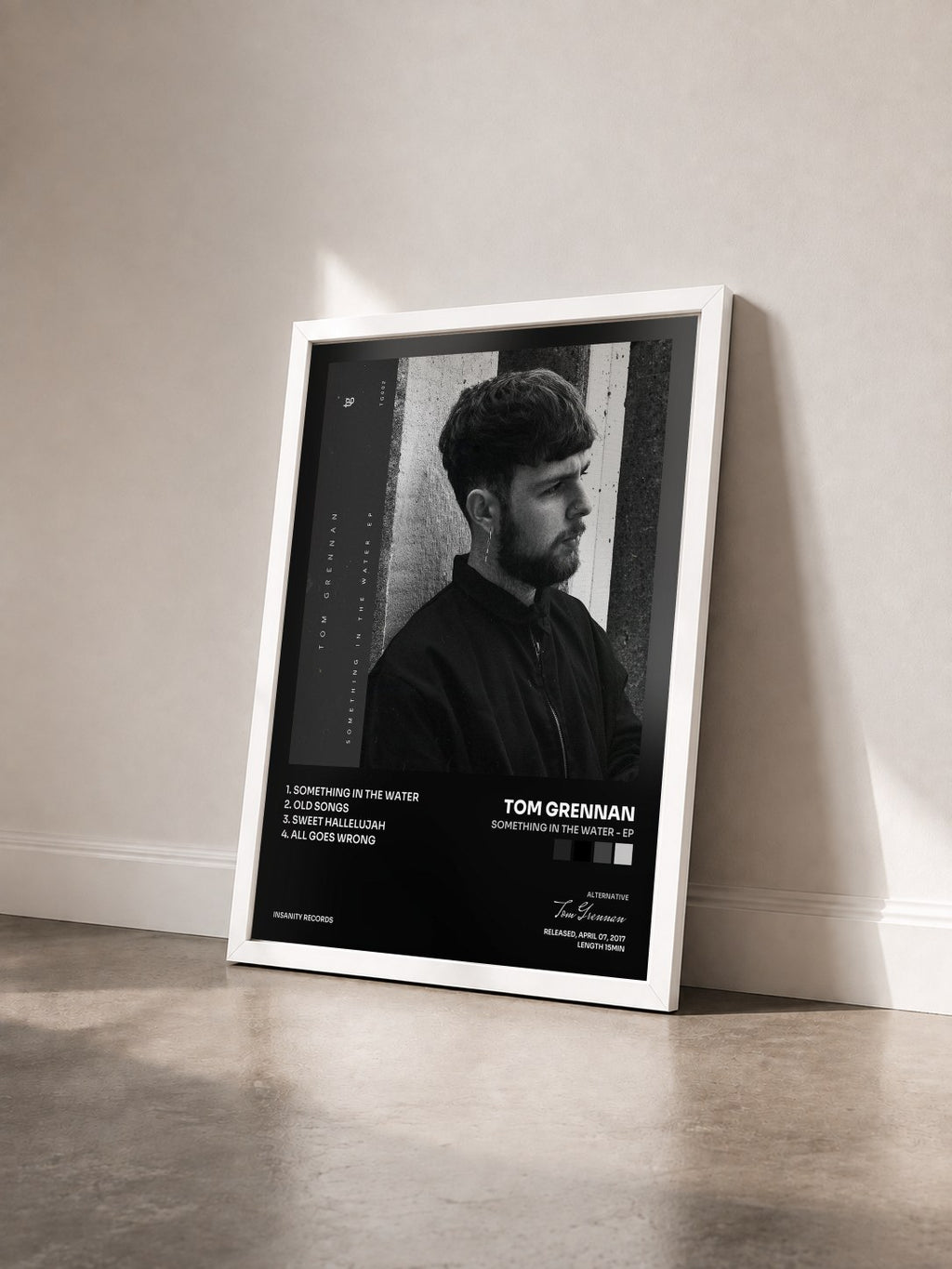 #blanc Tableau de l'album Something in the Water - EP de Tom Grennan vu de trois quarts, cadre blanc
