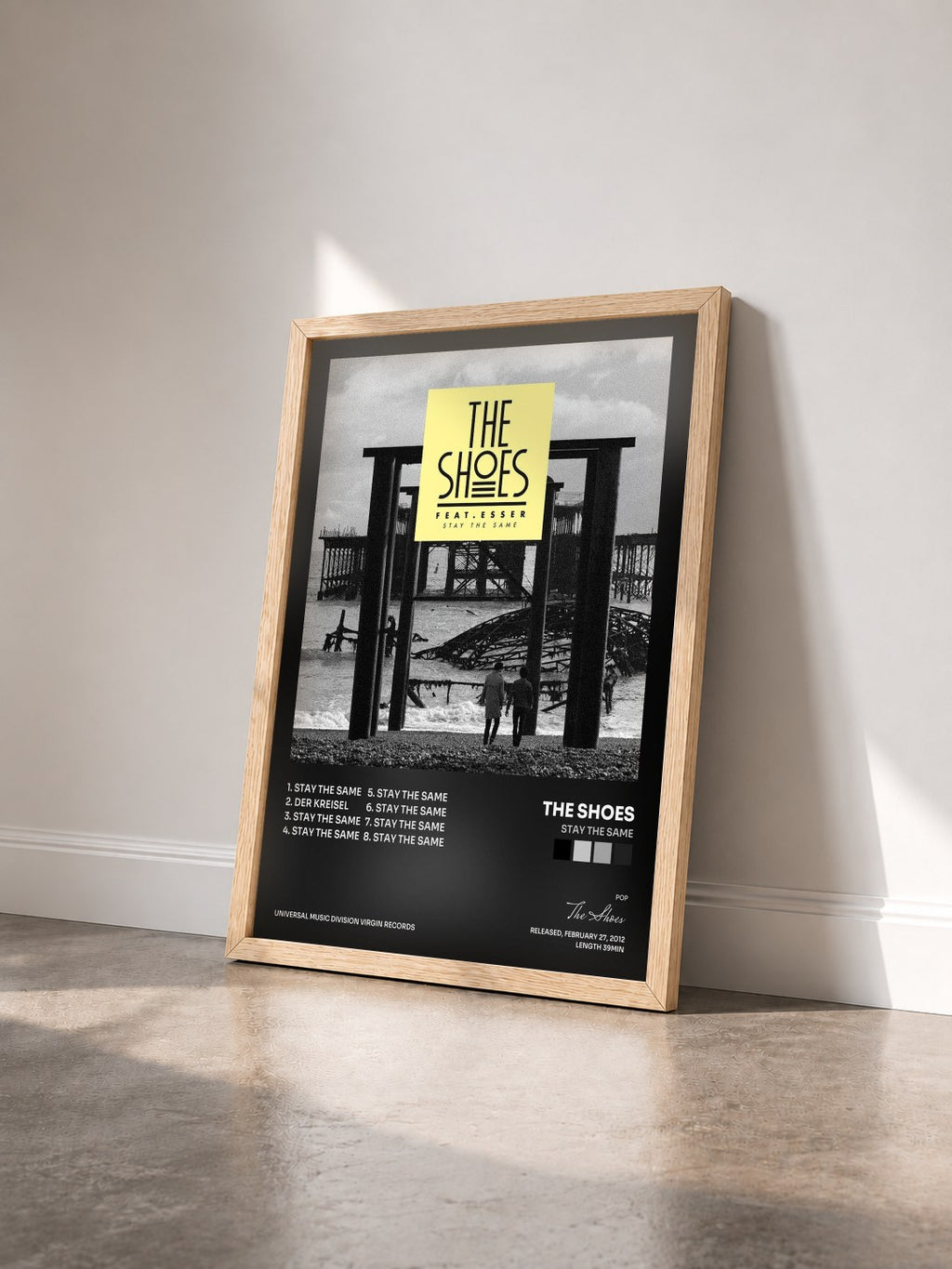 #bois Tableau de l'album Stay The Same de The Shoes vu de trois quarts, cadre en bois brut