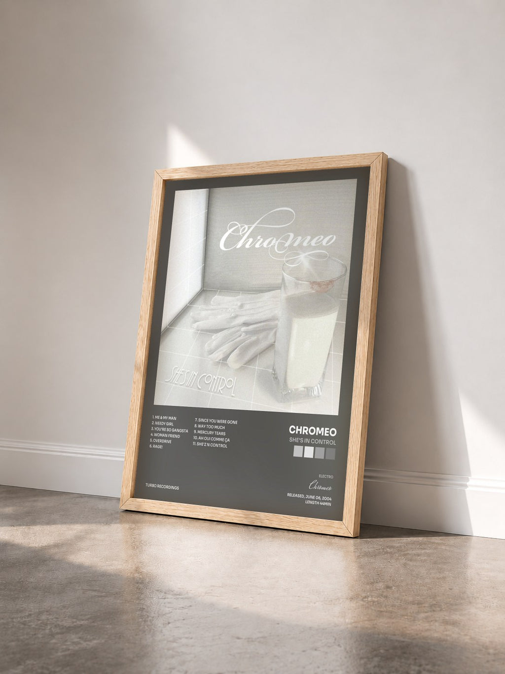 #bois Tableau de l'album She's in Control de Chromeo vu de trois quarts, cadre en bois brut