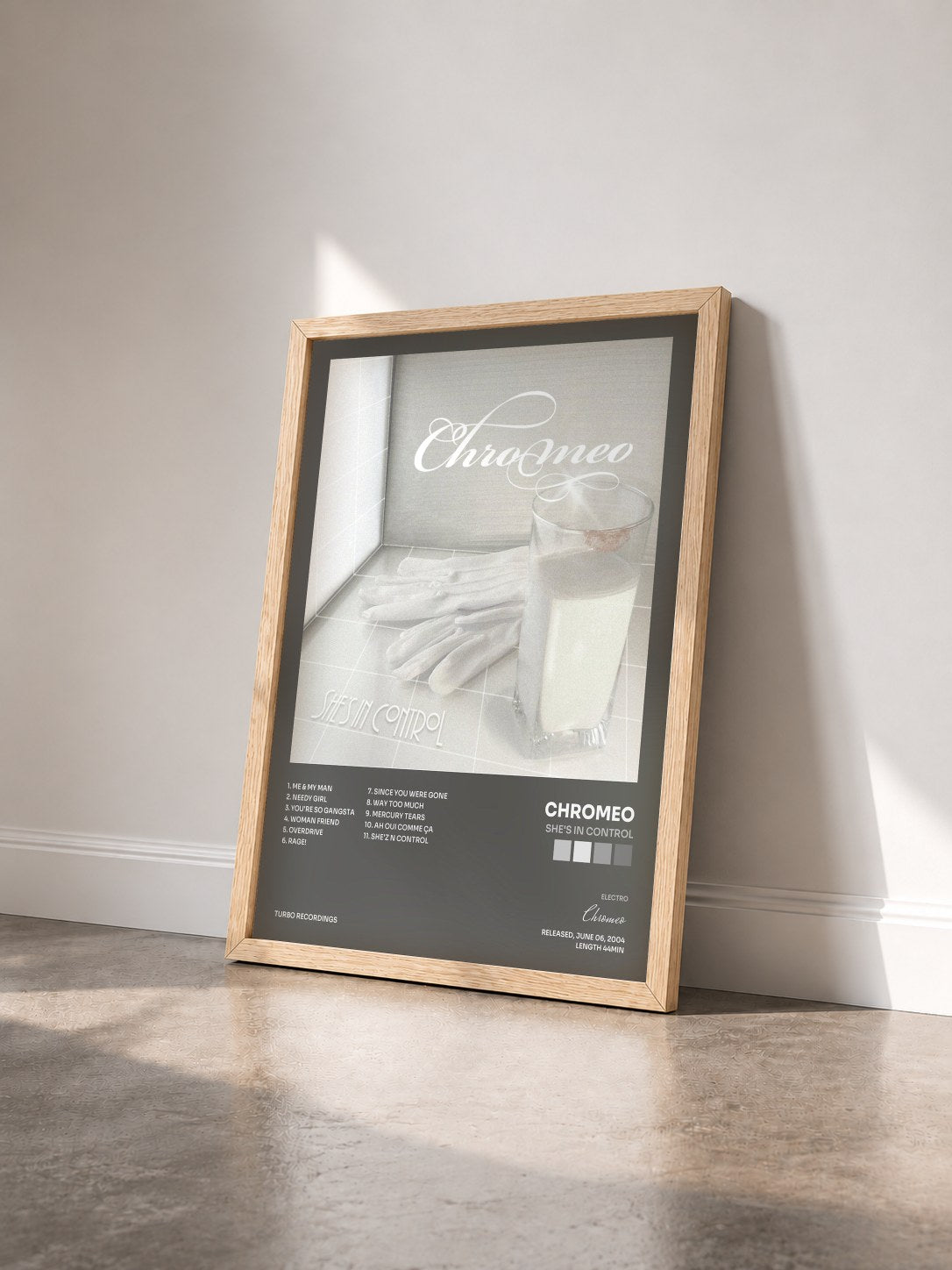 #bois Tableau de l'album She's in Control de Chromeo vu de trois quarts, cadre en bois brut