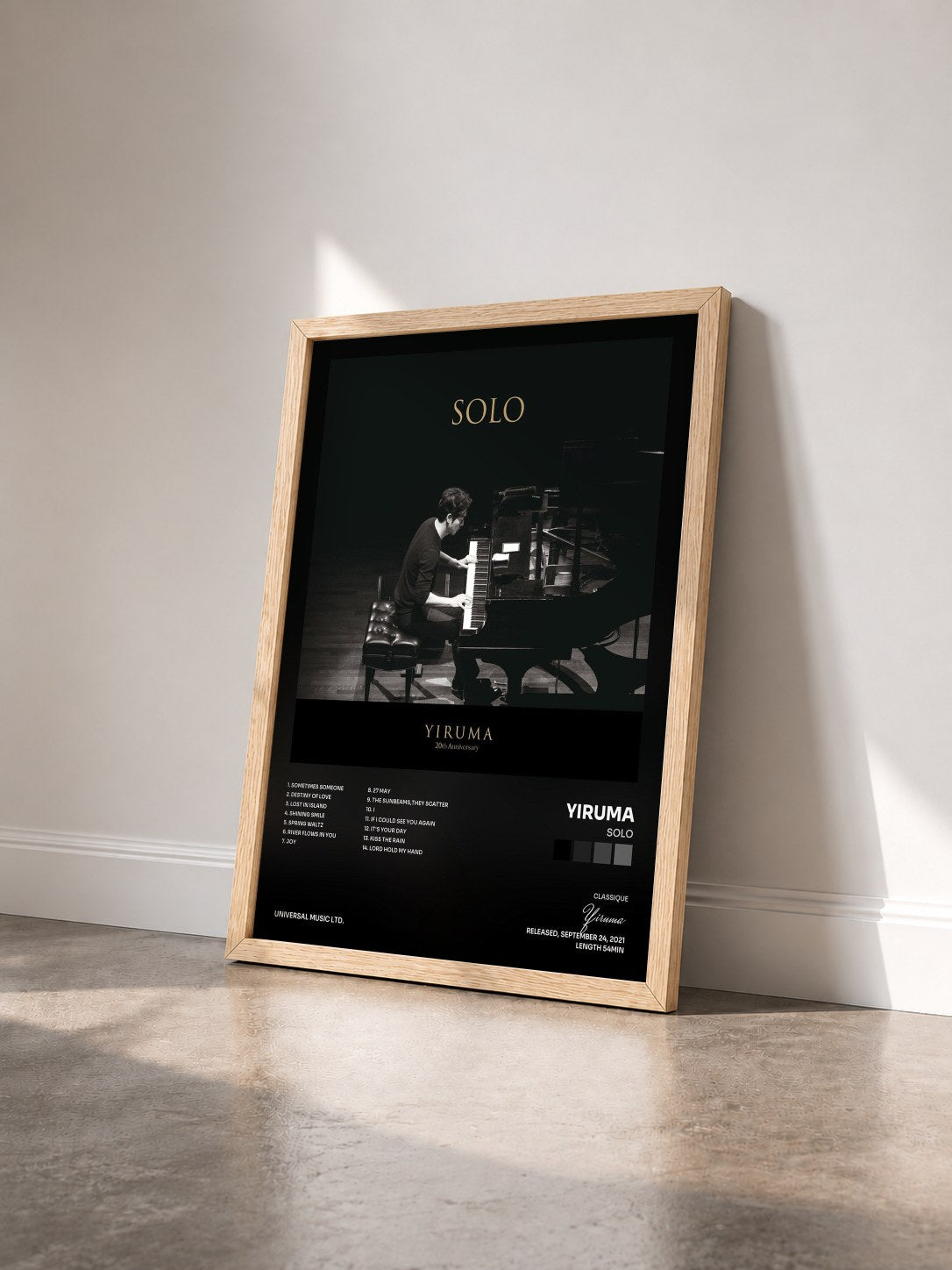 #bois Tableau de l'album SOLO de Yiruma vu de trois quarts, cadre en bois brut