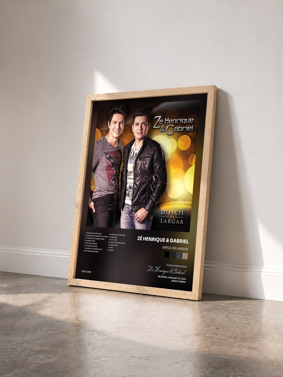 #bois Tableau de l'album Difícil de Largar de Zé Henrique & Gabriel vu de trois quarts, cadre en bois brut