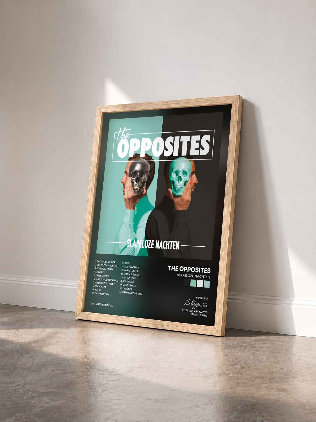 #bois Tableau de l'album Slapeloze Nachten de The Opposites vu de trois quarts, cadre en bois brut