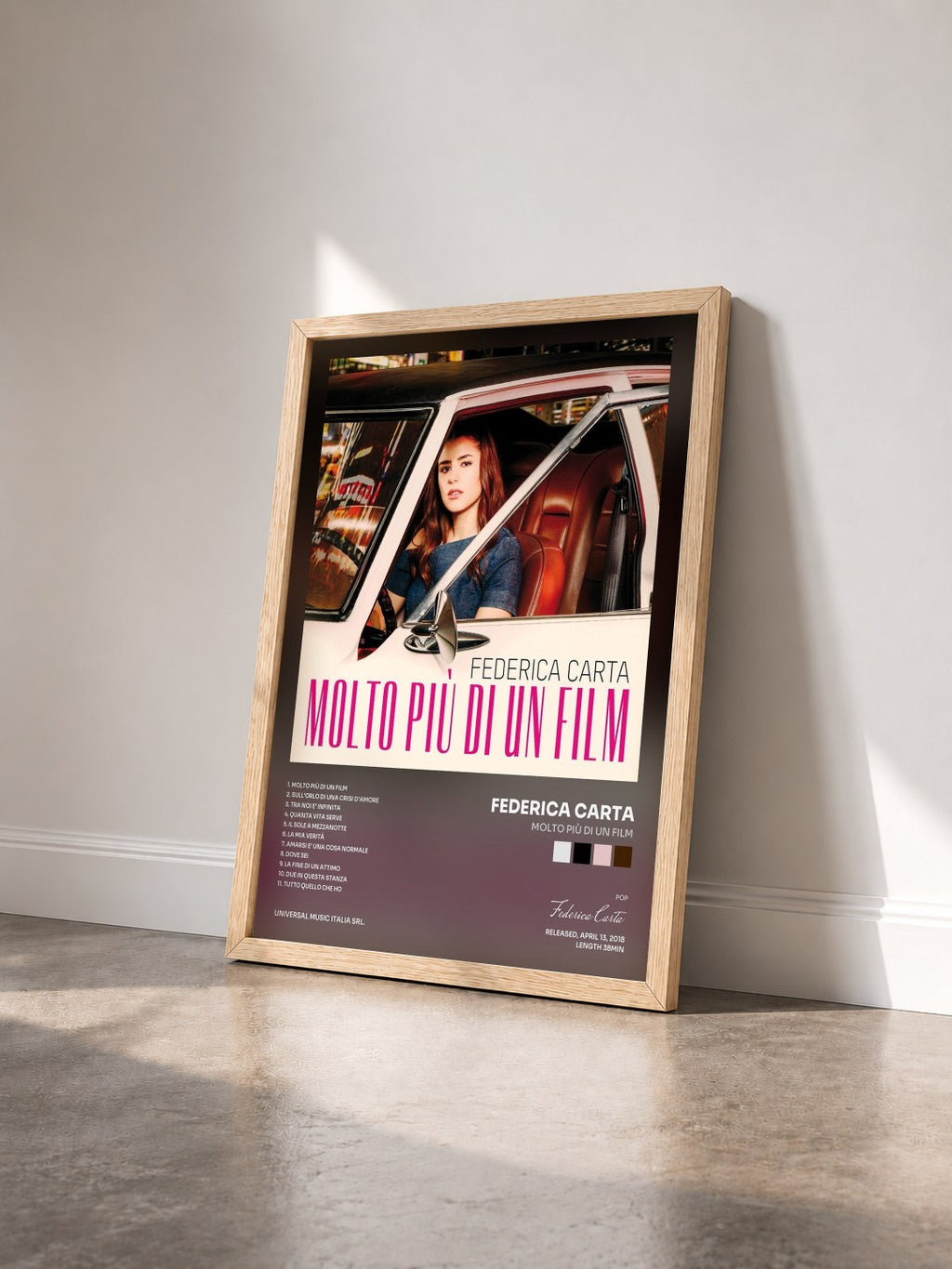 #bois Tableau de l'album Molto Più Di Un Film de Federica Carta vu de trois quarts, cadre en bois brut