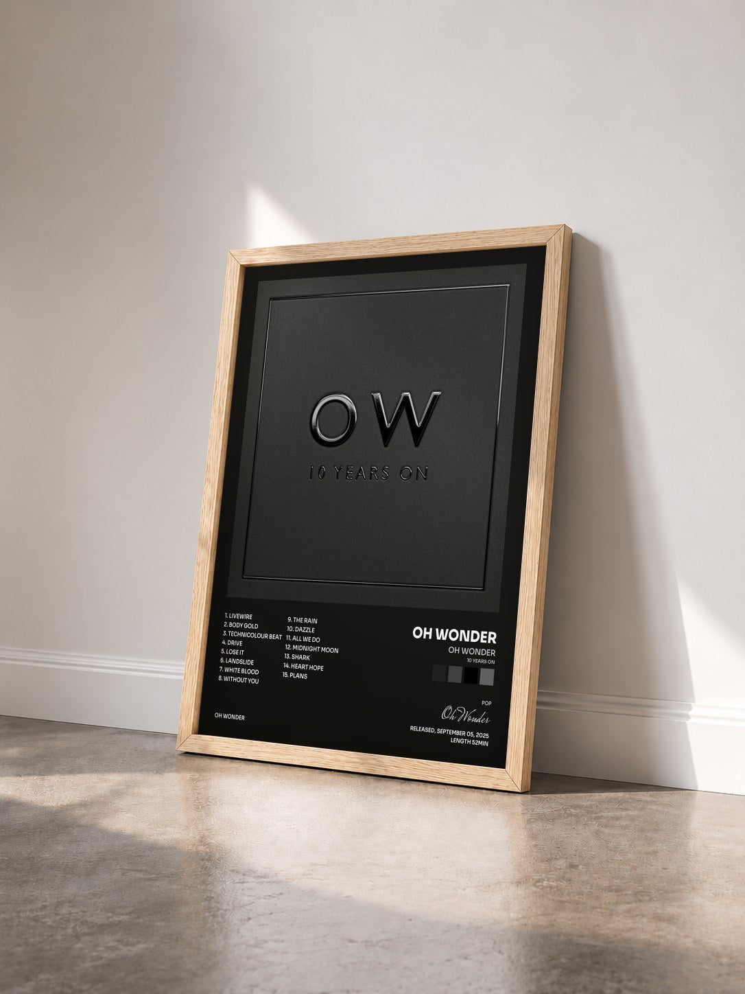 #bois Tableau de l'album Oh Wonder (10 Years On) de Oh Wonder vu de trois quarts, cadre en bois brut