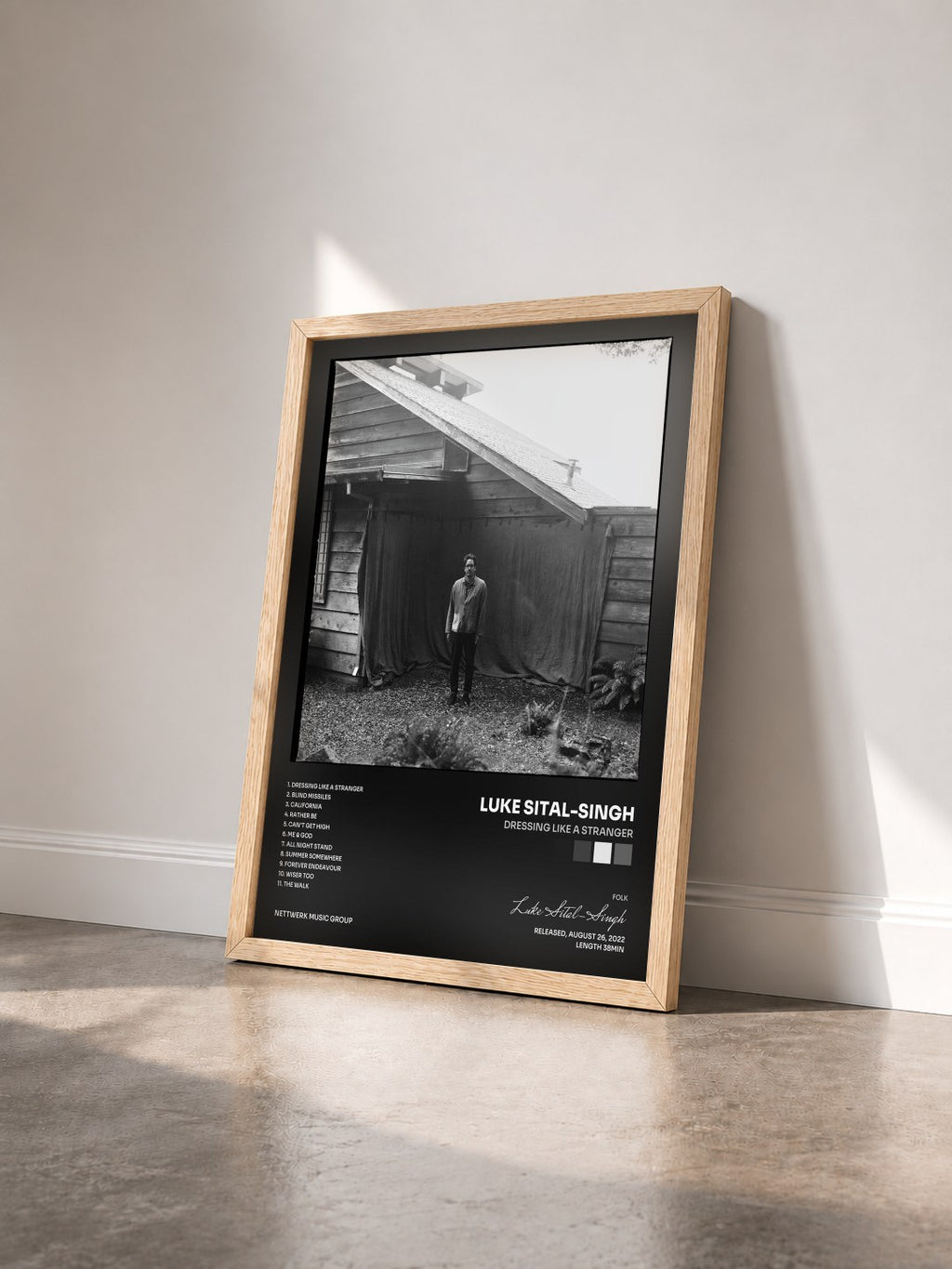 #bois Tableau de l'album Dressing Like a Stranger de Luke Sital-Singh vu de trois quarts, cadre en bois brut