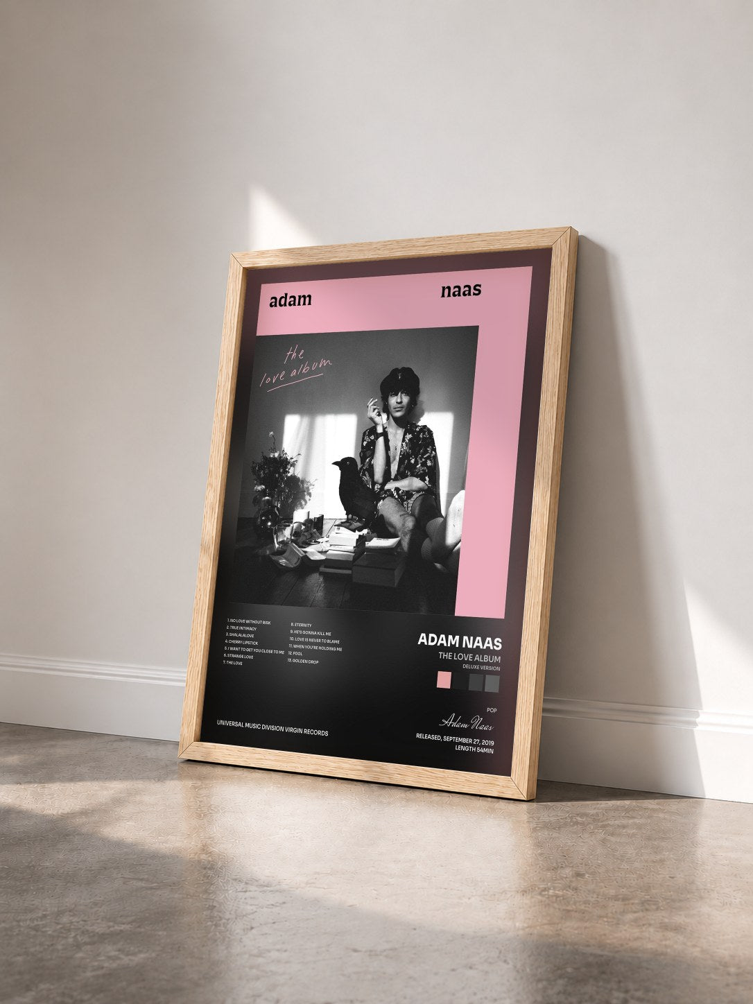 #bois Tableau de l'album The Love Album (Deluxe version) de Adam Naas vu de trois quarts, cadre en bois brut