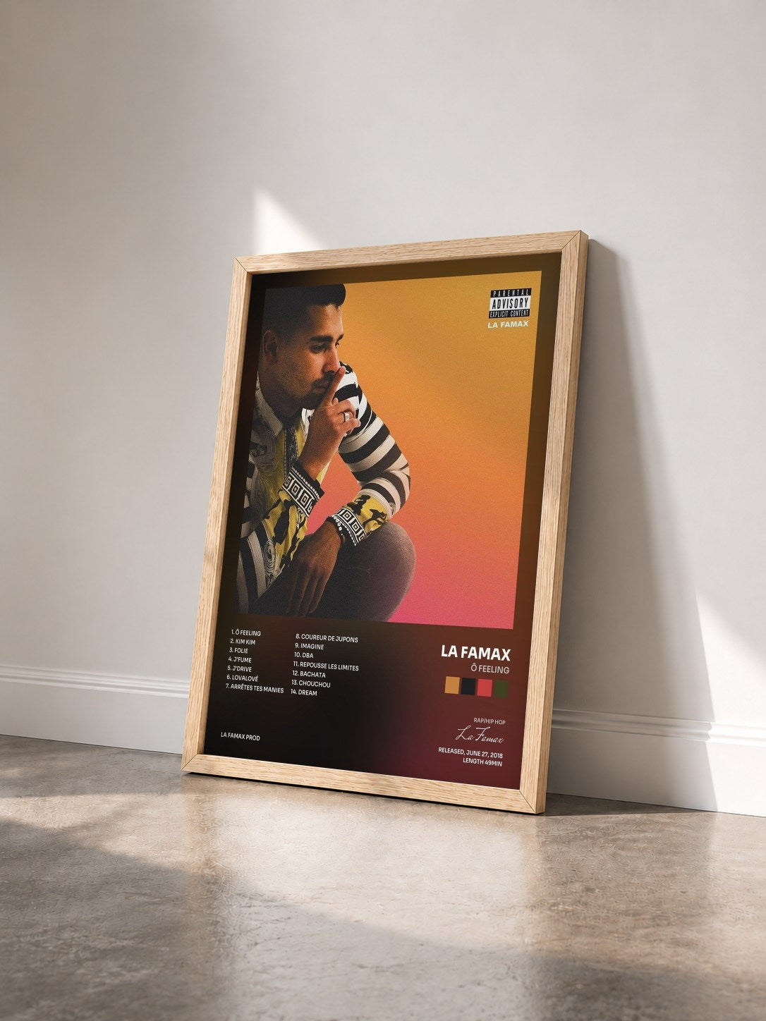 #bois Tableau de l'album Ô Feeling de La Famax vu de trois quarts, cadre en bois brut