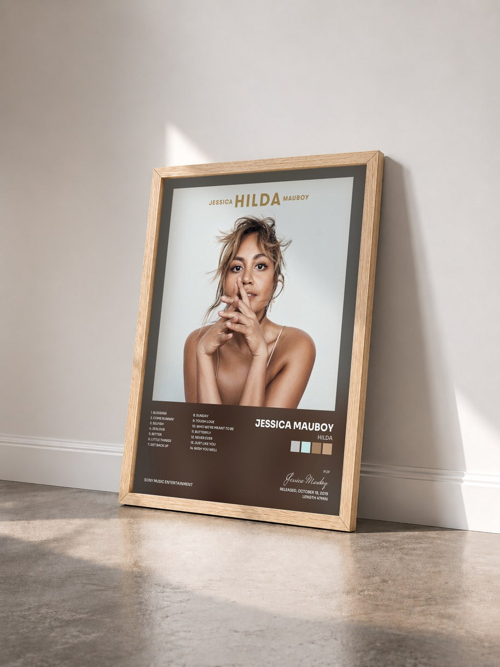 #bois Tableau de l'album HILDA de Jessica Mauboy vu de trois quarts, cadre en bois brut