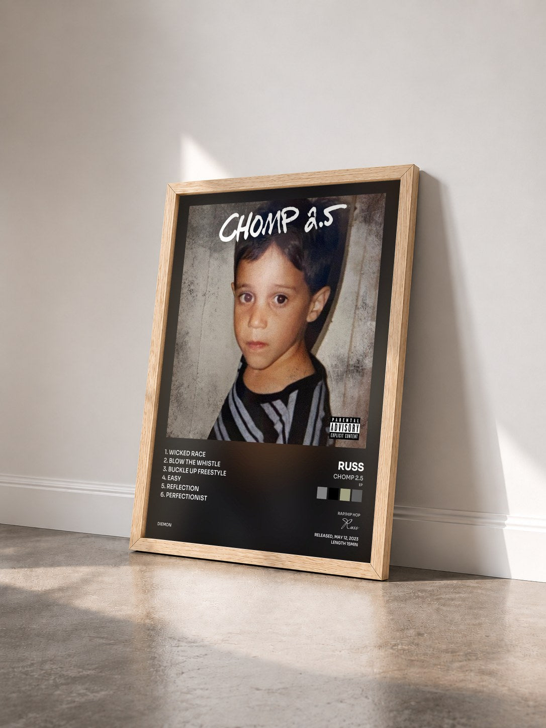 #bois Tableau de l'album CHOMP 2.5 (EP) de Russ vu de trois quarts, cadre en bois brut