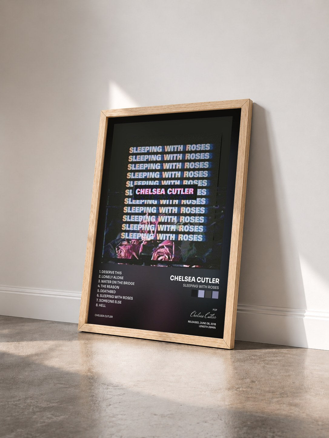 #bois Tableau de l'album Sleeping with Roses de Chelsea Cutler vu de trois quarts, cadre en bois brut