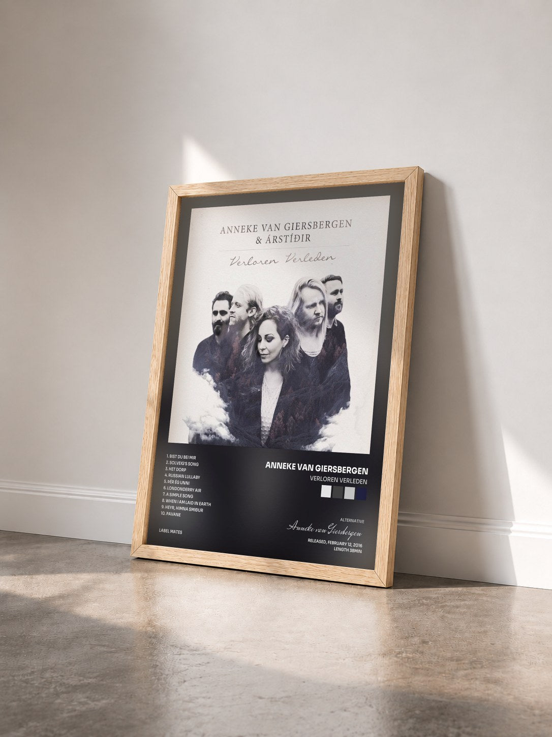 #bois Tableau de l'album Verloren Verleden de Anneke van Giersbergen vu de trois quarts, cadre en bois brut