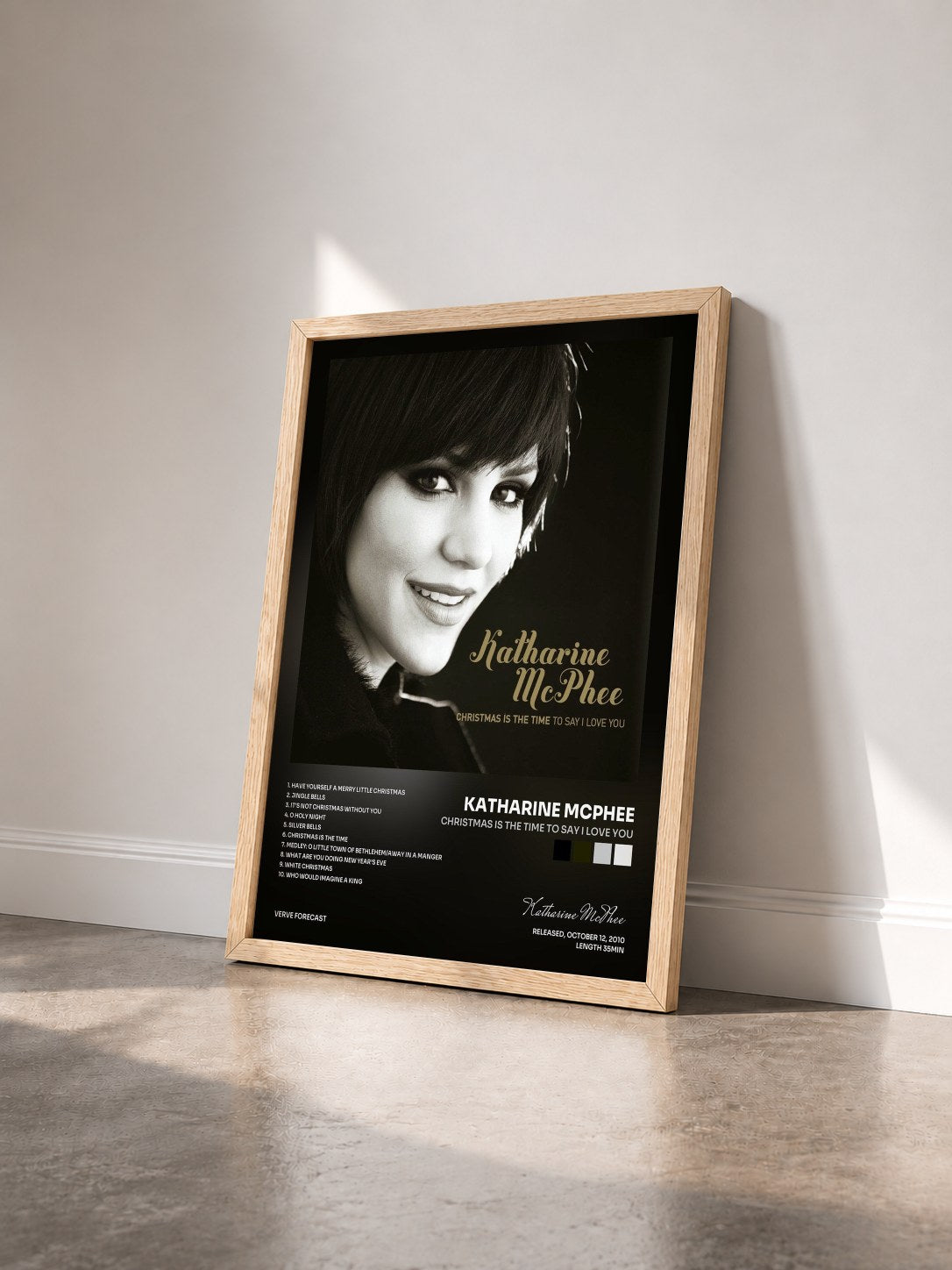 #bois Tableau de l'album Christmas Is The Time To Say I Love You de Katharine McPhee vu de trois quarts, cadre en bois brut