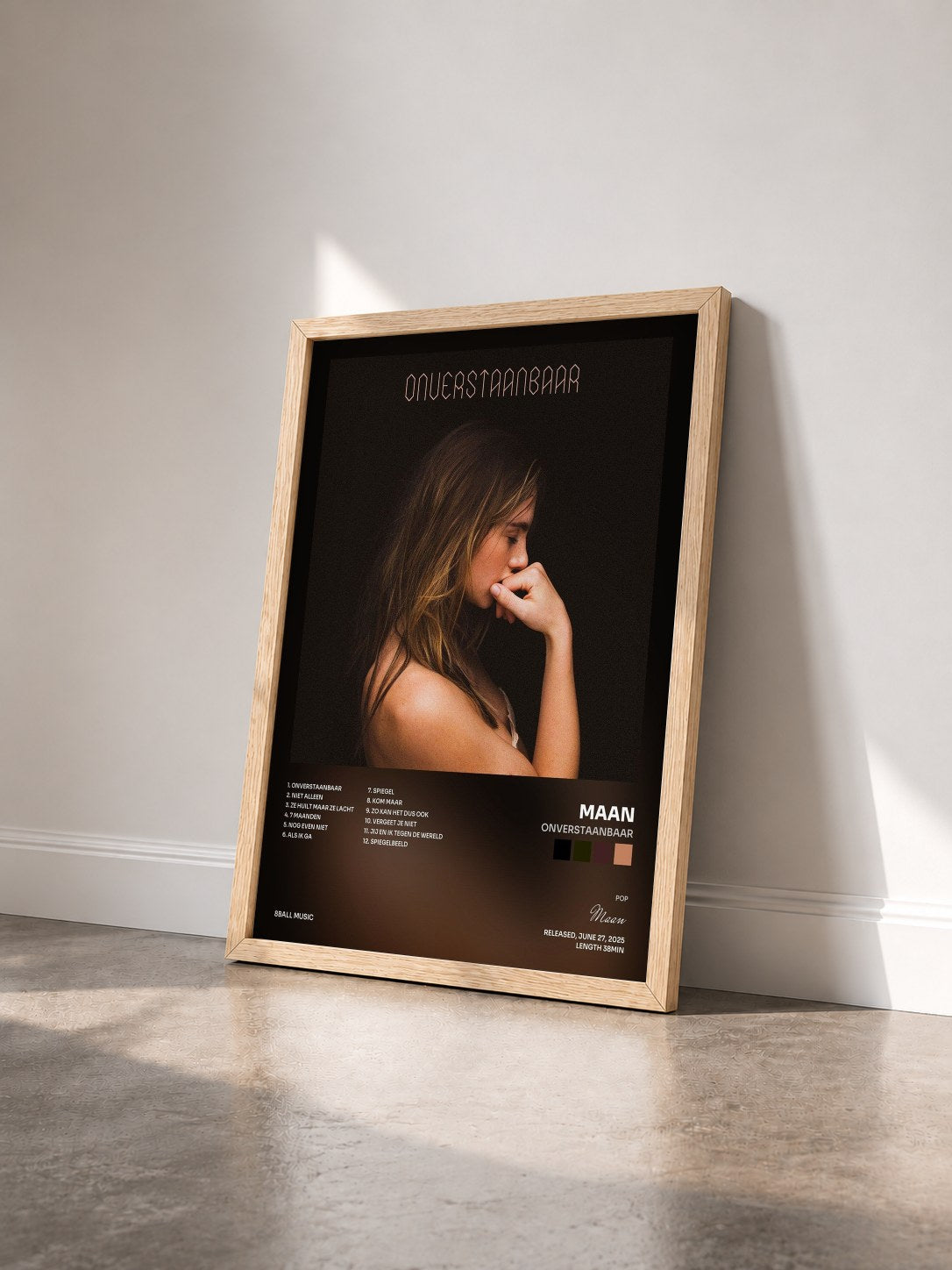 #bois Tableau de l'album Onverstaanbaar de Maan vu de trois quarts, cadre en bois brut