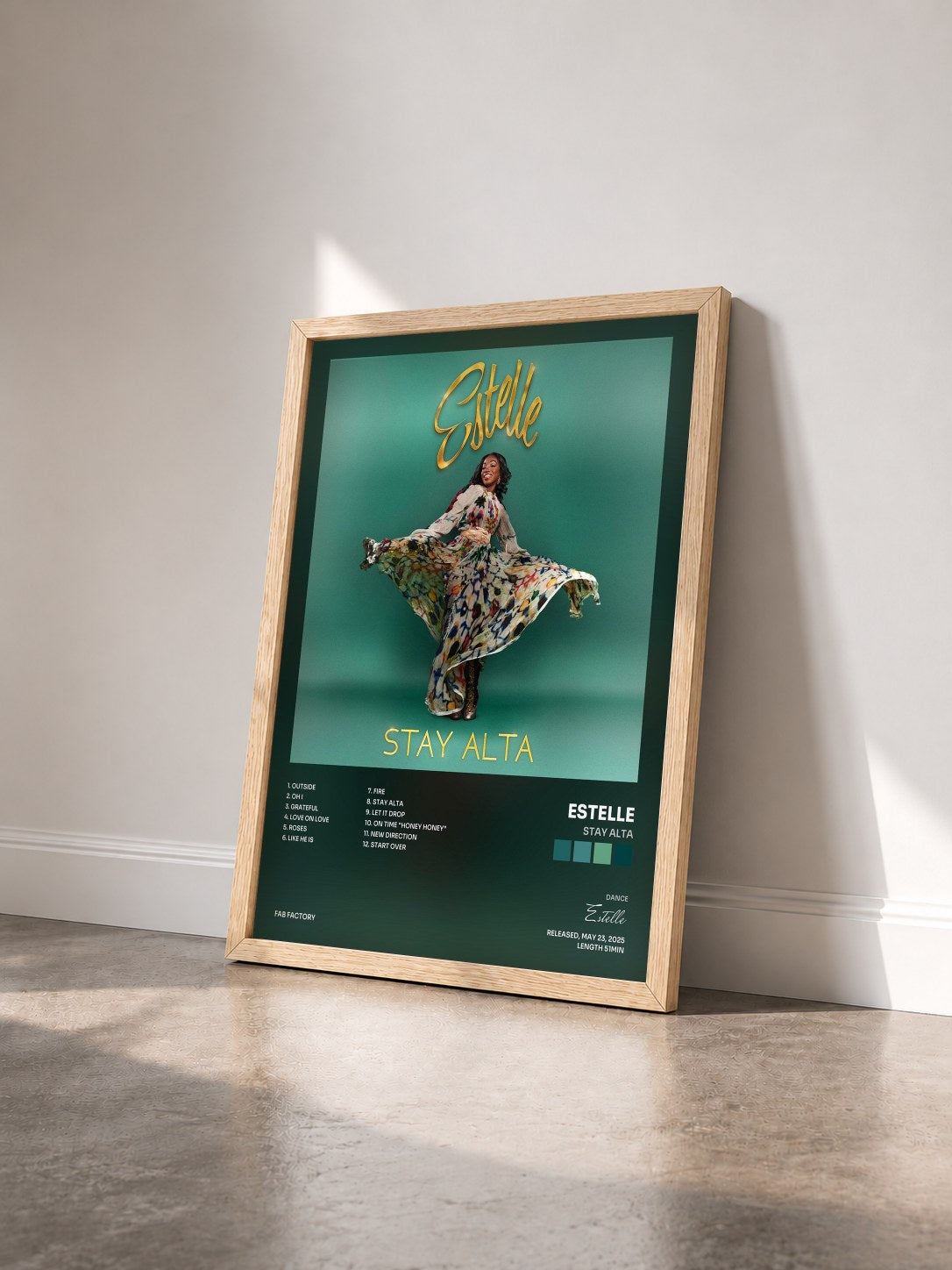 #bois Tableau de l'album Stay Alta de Estelle vu de trois quarts, cadre en bois brut