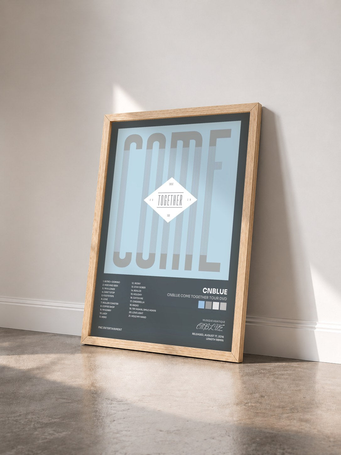 #bois Tableau de l'album CNBLUE COME TOGETHER TOUR DVD de CNBLUE vu de trois quarts, cadre en bois brut