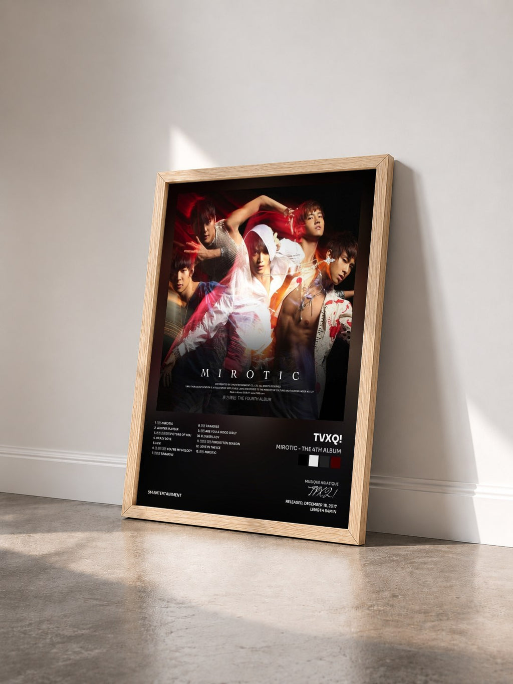 #bois Tableau de l'album MIROTIC - The 4th Album de TVXQ! vu de trois quarts, cadre en bois brut