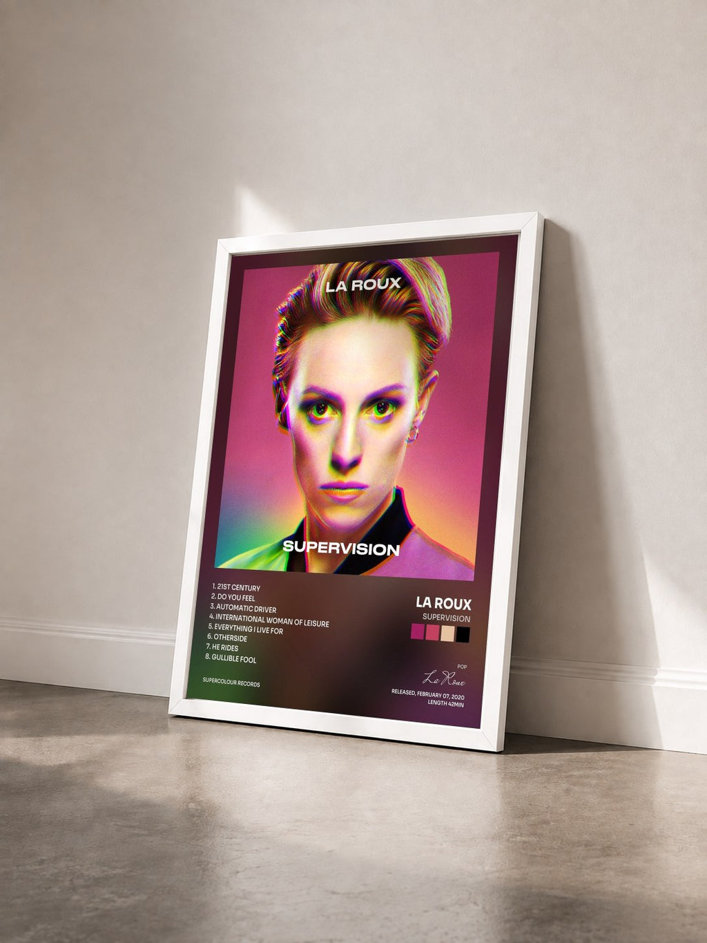 #blanc Tableau de l'album Supervision de La Roux vu de trois quarts, cadre blanc