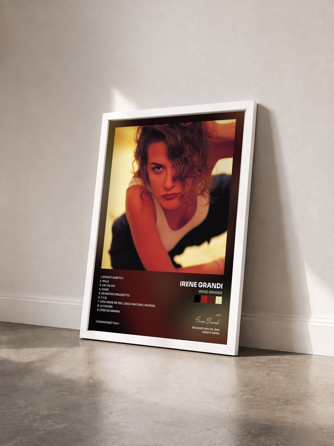 #blanc Tableau de l'album Irene Grandi de Irene Grandi vu de trois quarts, cadre blanc