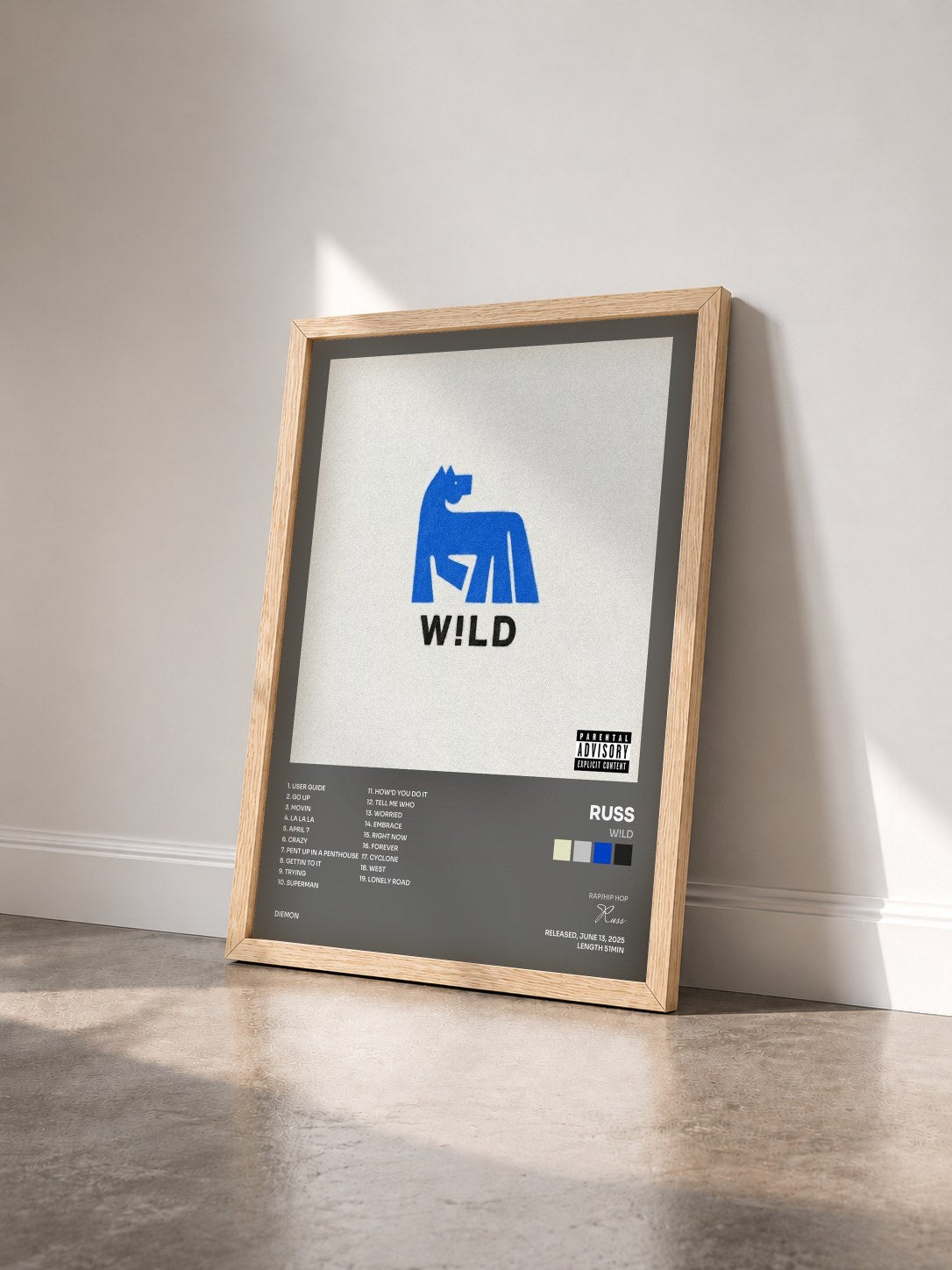 #bois Tableau de l'album W!LD de Russ vu de trois quarts, cadre en bois brut