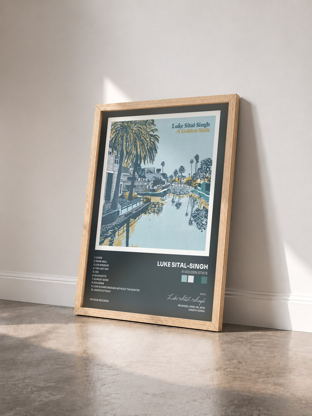 #bois Tableau de l'album A Golden State de Luke Sital-Singh vu de trois quarts, cadre en bois brut