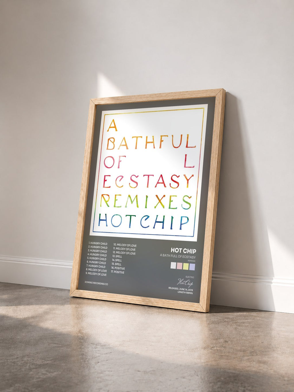 #bois Tableau de l'album A Bath Full of Ecstasy (Remixes) de Hot Chip vu de trois quarts, cadre en bois brut