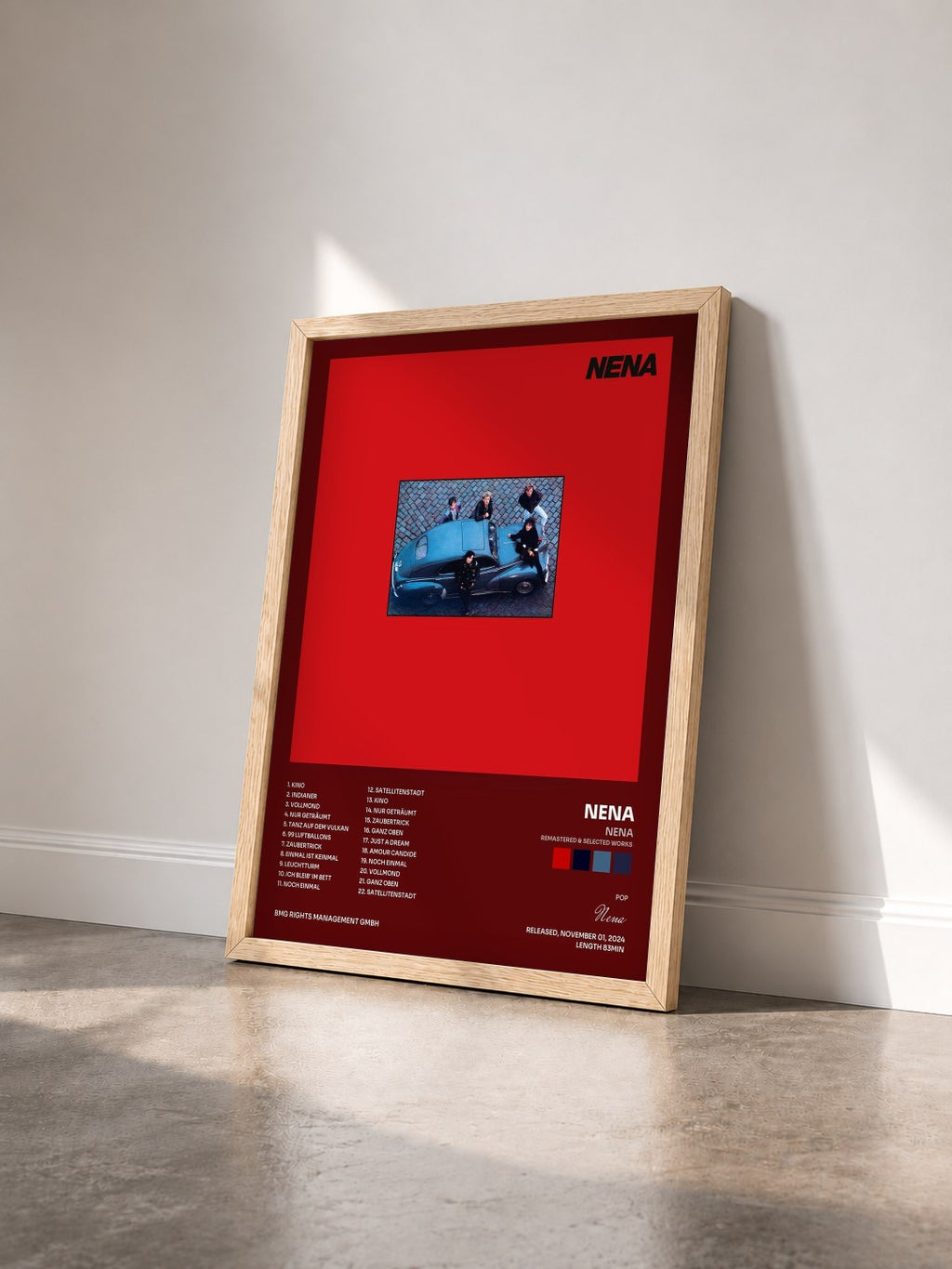 #bois Tableau de l'album NENA (Remastered & Selected Works) de Nena vu de trois quarts, cadre en bois brut