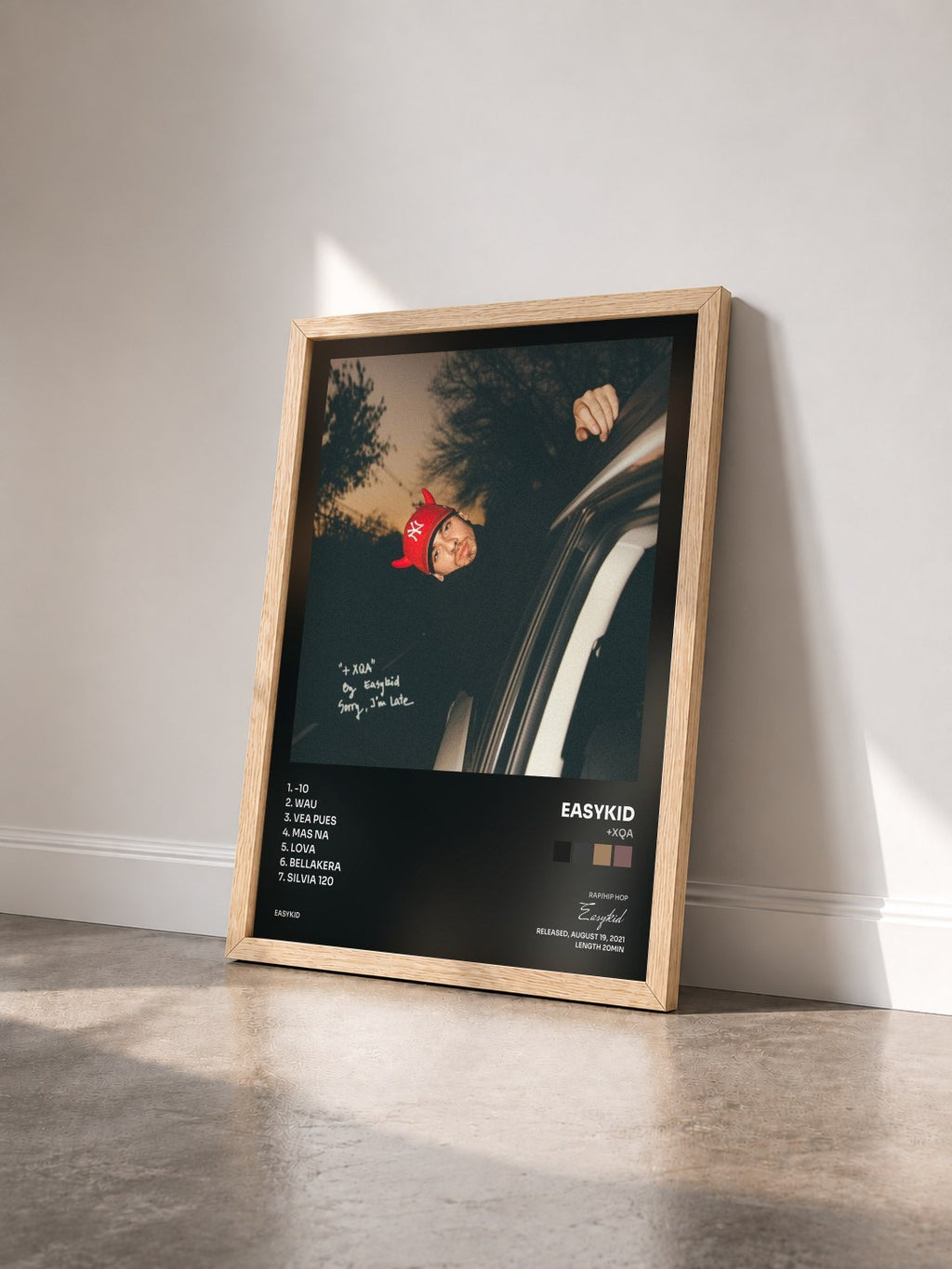 #bois Tableau de l'album +Xqa de Easykid vu de trois quarts, cadre en bois brut