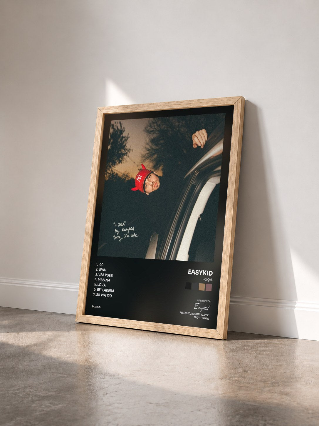 #bois Tableau de l'album +Xqa de Easykid vu de trois quarts, cadre en bois brut
