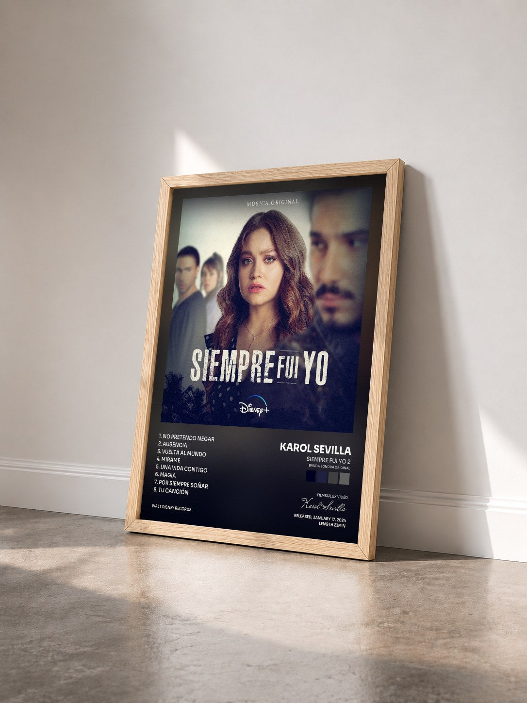#bois Tableau de l'album Siempre Fui Yo 2 (Banda Sonora Original) de Karol Sevilla vu de trois quarts, cadre en bois brut