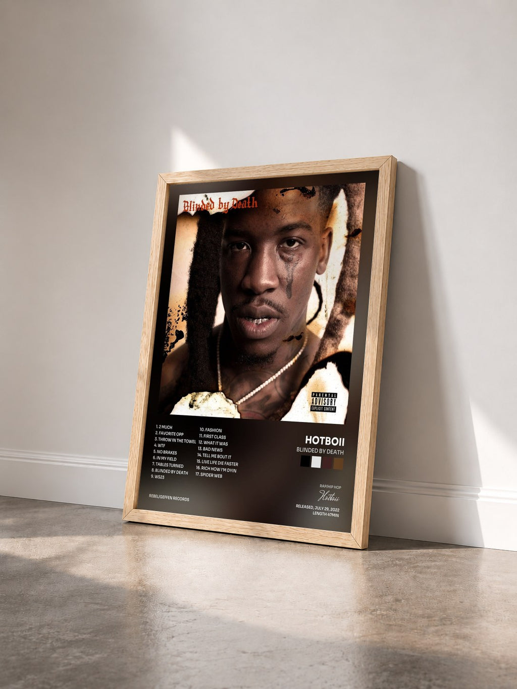 #bois Tableau de l'album Blinded By Death de Hotboii vu de trois quarts, cadre en bois brut