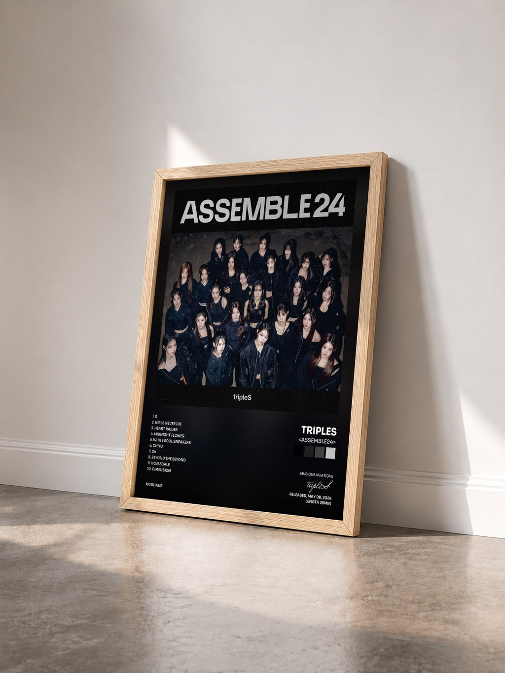 #bois Tableau de l'album <ASSEMBLE24> de tripleS vu de trois quarts, cadre en bois brut