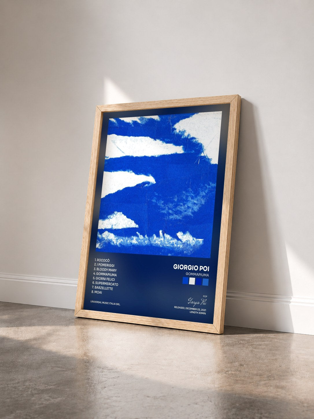 #bois Tableau de l'album Gommapiuma de Giorgio Poi vu de trois quarts, cadre en bois brut