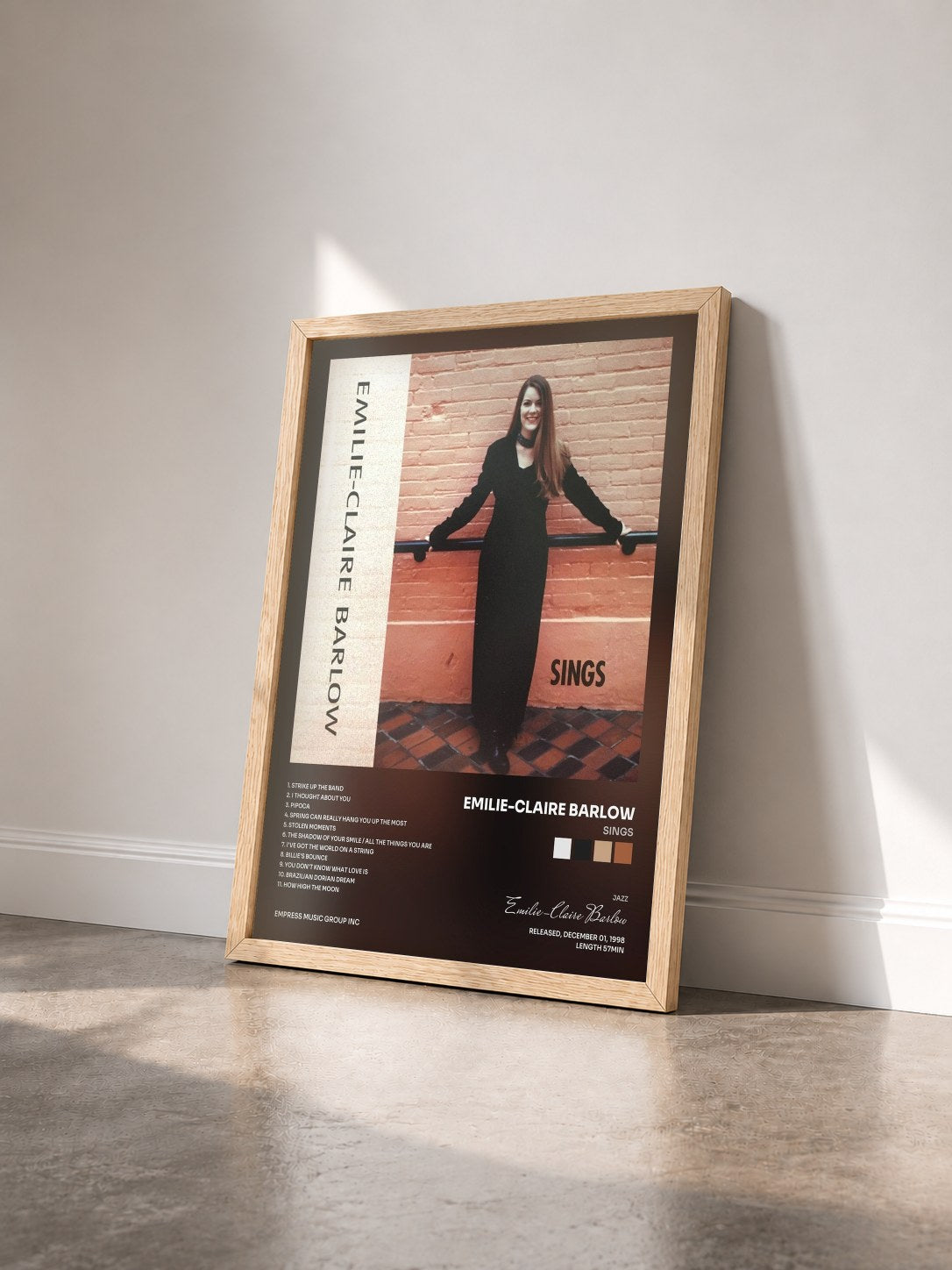 #bois Tableau de l'album Sings de Emilie-Claire Barlow vu de trois quarts, cadre en bois brut