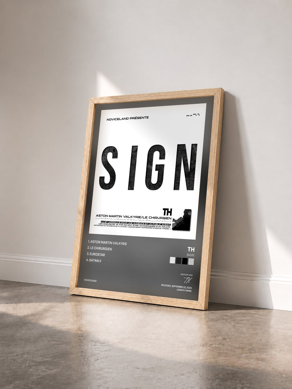 #bois Tableau de l'album SIGN de TH vu de trois quarts, cadre en bois brut