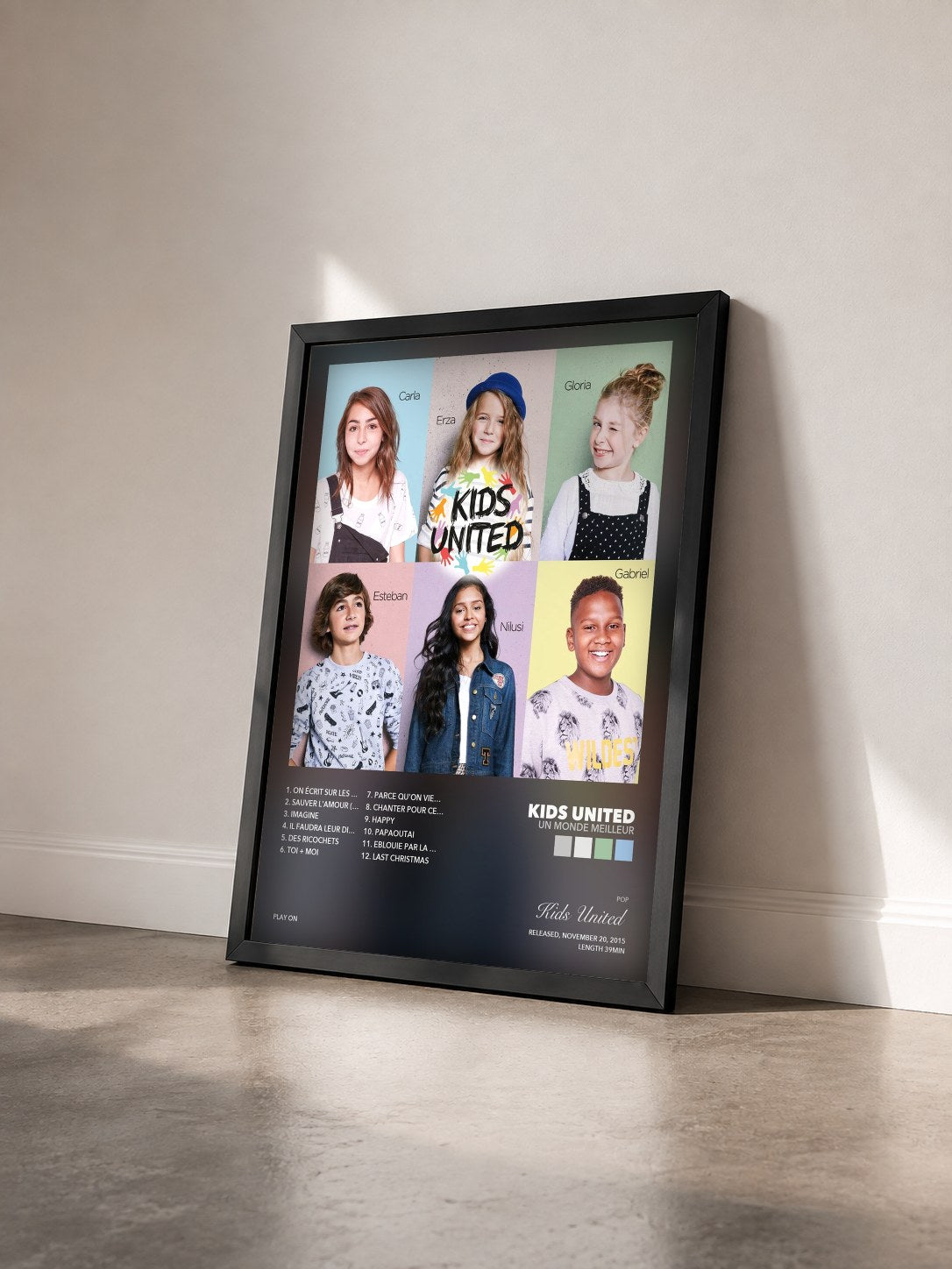 #noir Tableau de l'album Un monde meilleur de Kids United vu de trois quarts, cadre noir