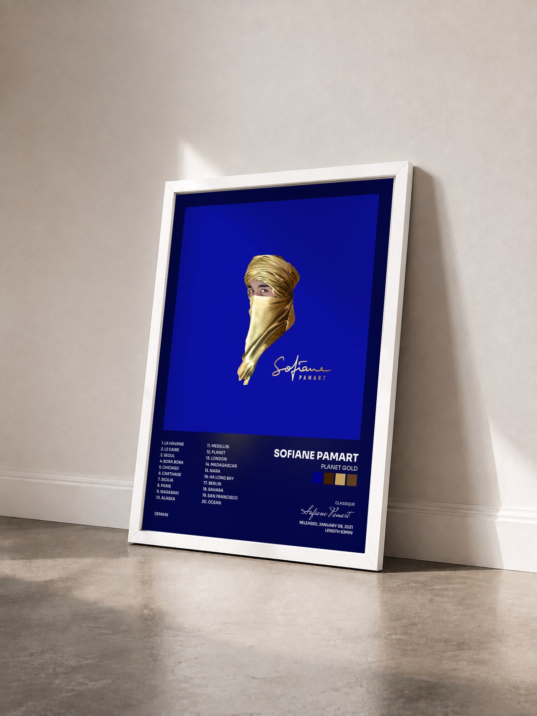 #blanc Tableau de l'album PLANET GOLD de Sofiane Pamart vu de trois quarts, cadre blanc
