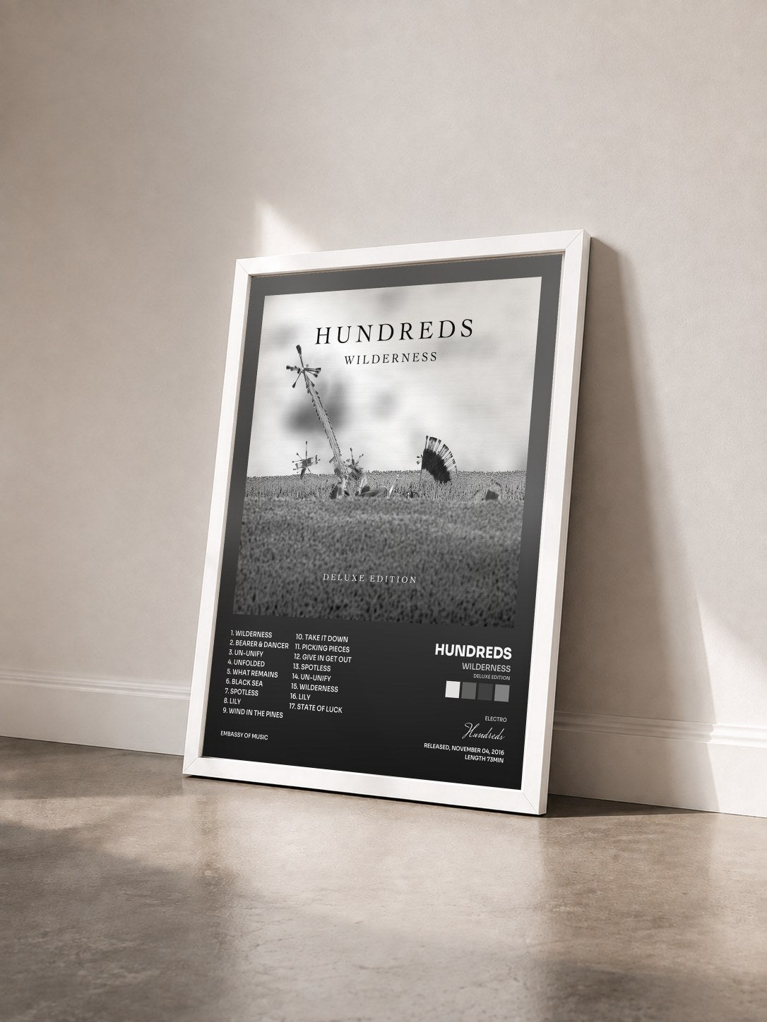 #blanc Tableau de l'album Wilderness (Deluxe Edition) de Hundreds vu de trois quarts, cadre blanc