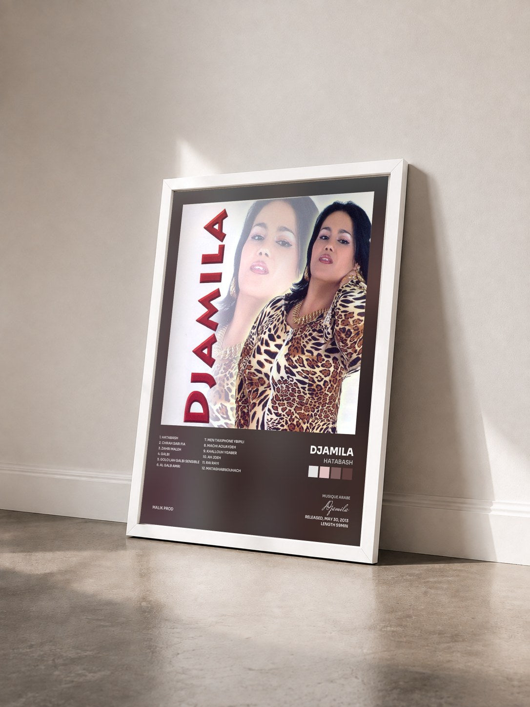 #blanc Tableau de l'album Hatabash de Djamila vu de trois quarts, cadre blanc