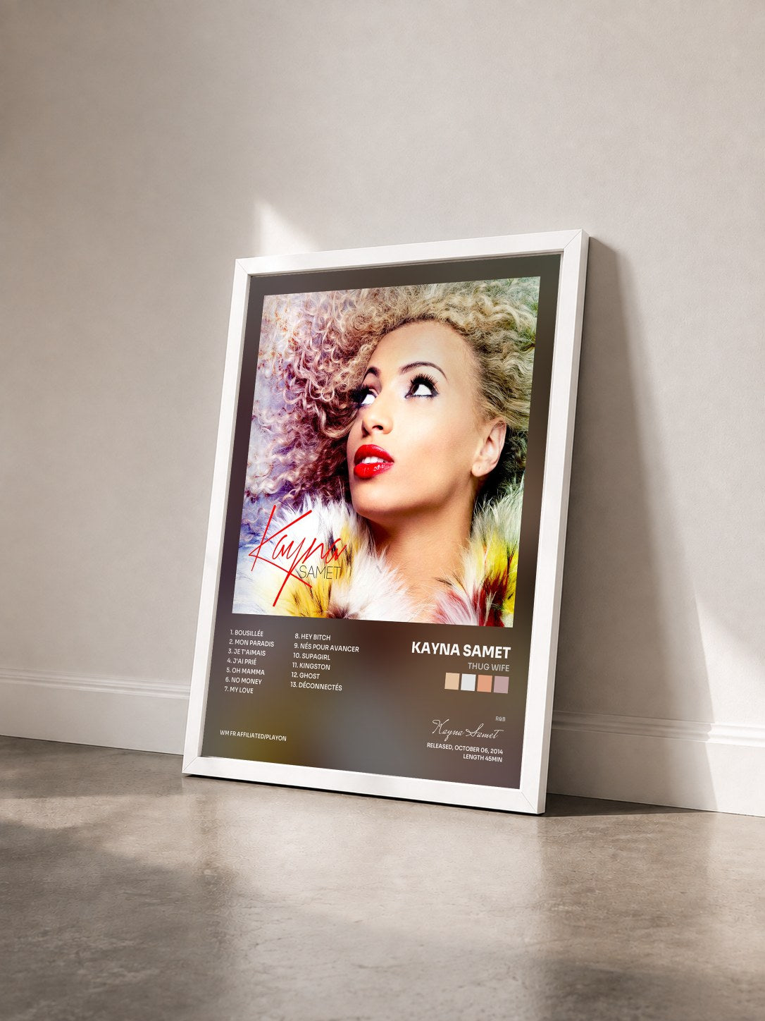#blanc Tableau de l'album Thug Wife de Kayna Samet vu de trois quarts, cadre blanc