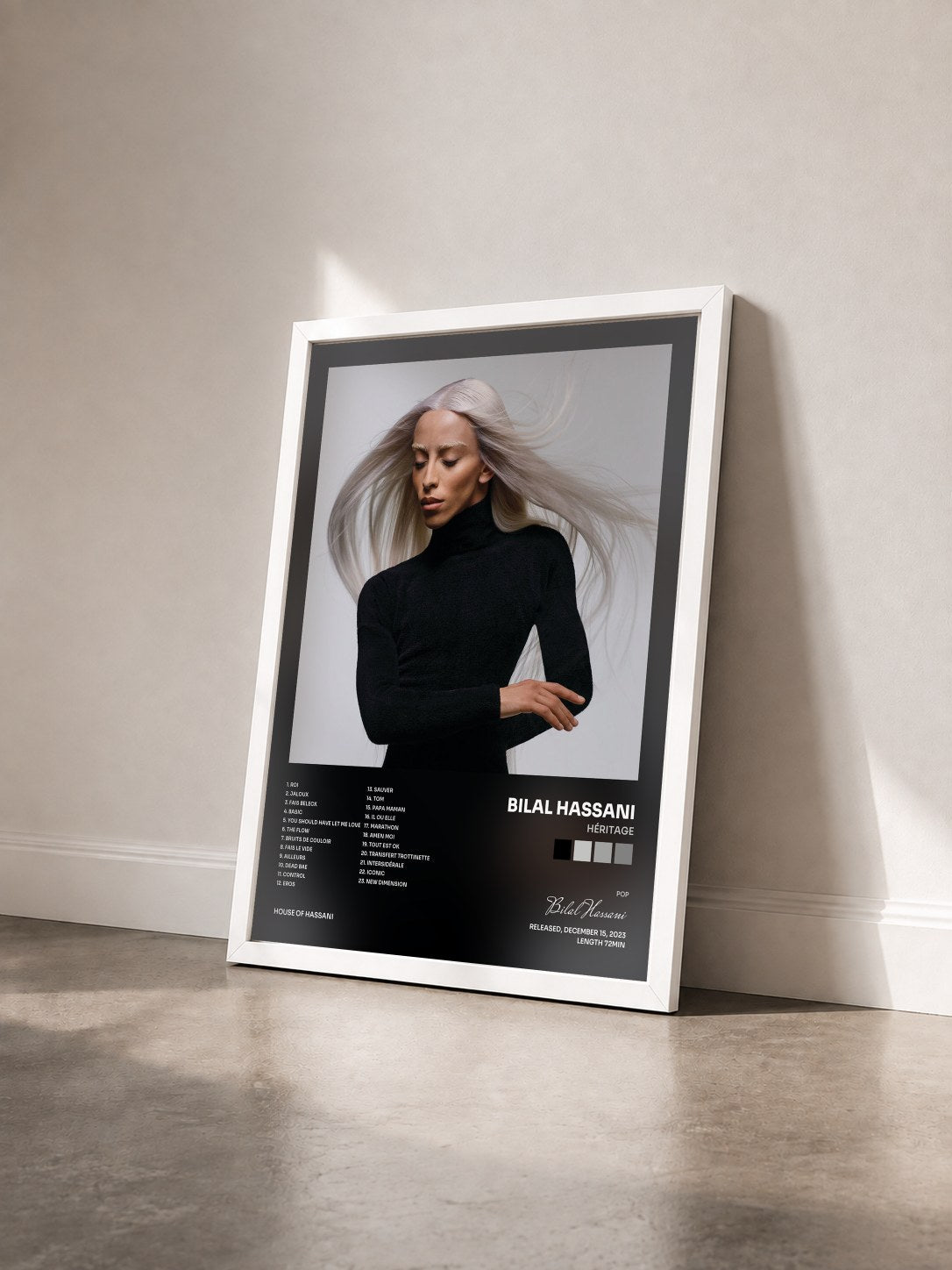 #blanc Tableau de l'album Héritage de Bilal Hassani vu de trois quarts, cadre blanc